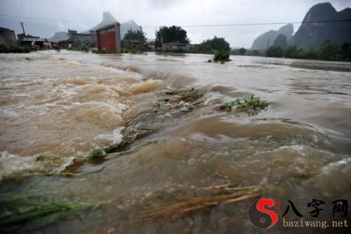 梦见河干涨水